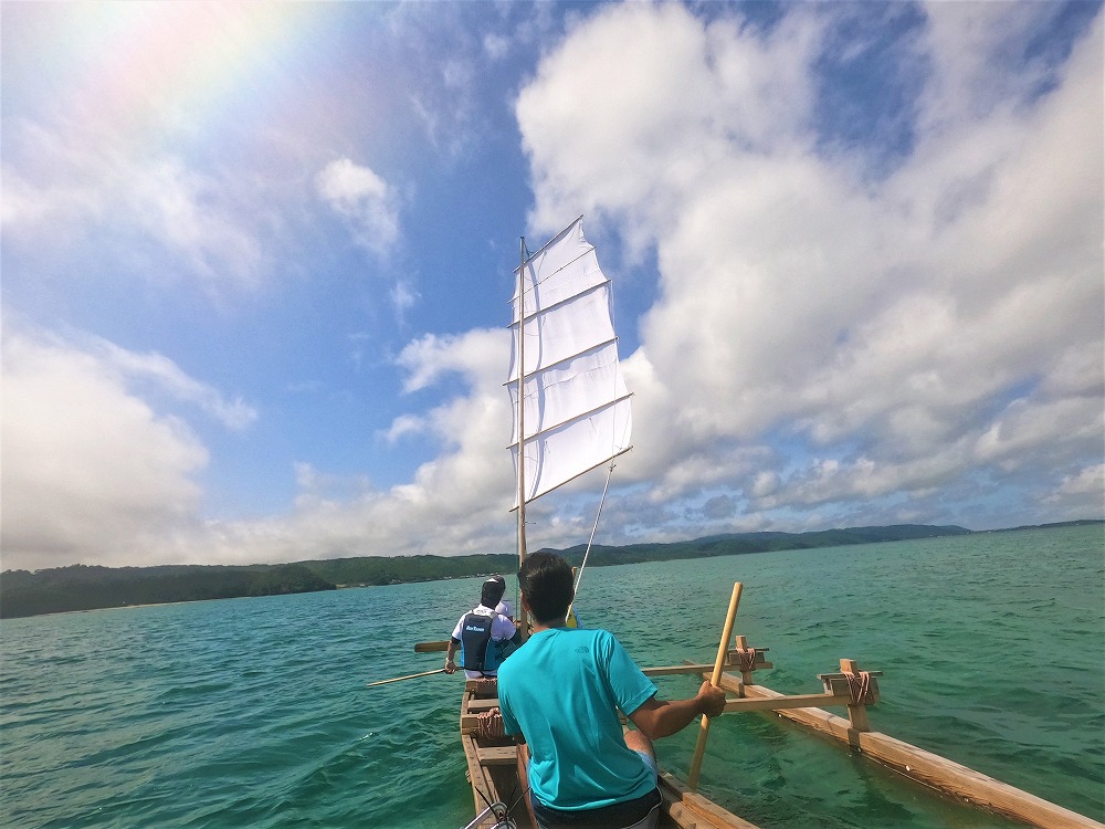 サバニ職人が案内する沖縄の木造船「帆かけサバニ」クルージング