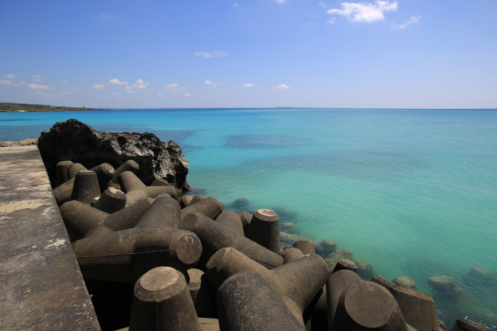 渡口の浜の青い海