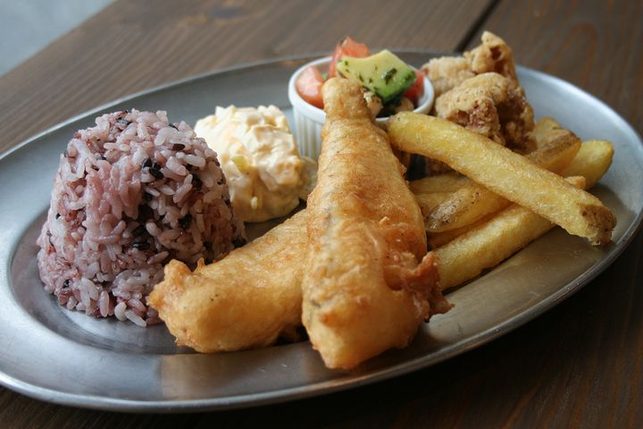 フィッシュ/チキン/イカから1つのフライをチョイスし、ポテトフライやごはん、ミニサラダがついたプレート