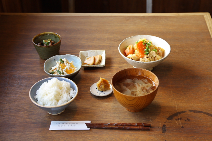 お料理は、肉じゃがやサバの味噌煮など和のメニュー