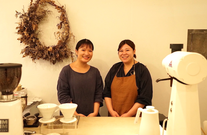 左から、店長でバリスタの新野慶子さんとパティシエの菊地可澄さん