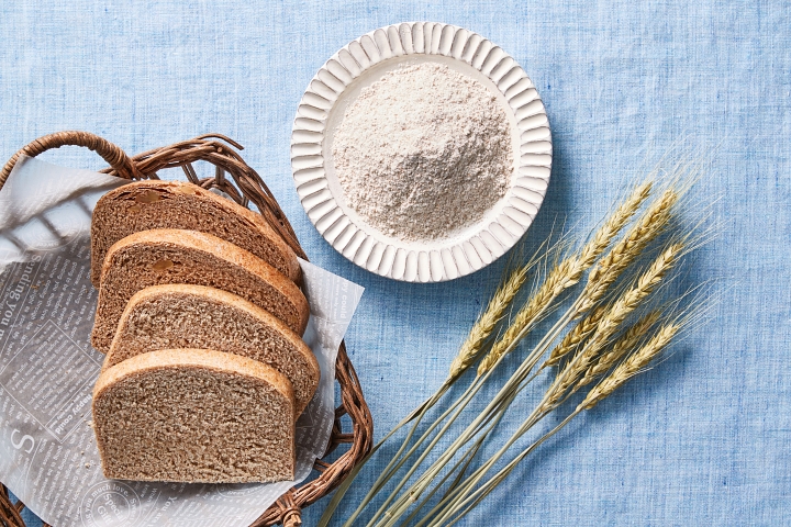 パンは全粒粉100%、耳なしの蒸した食パンです。