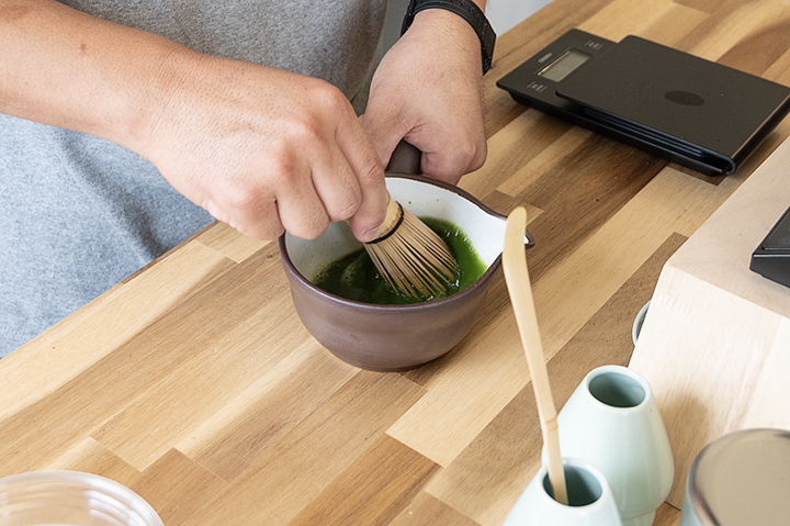抹茶を立てていきます