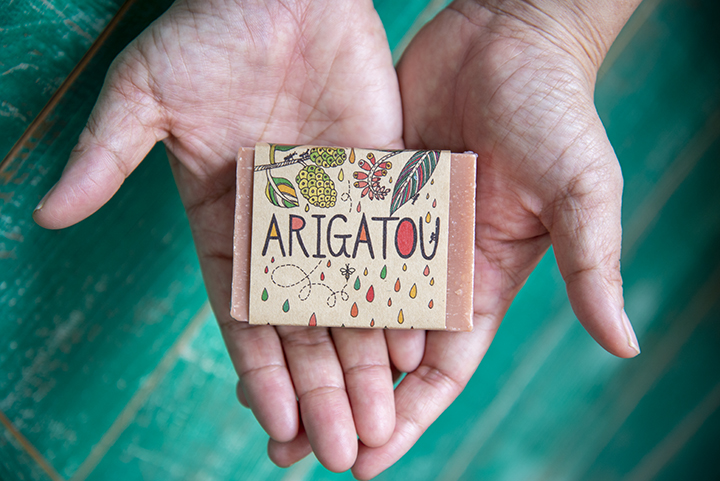 石鹸のパッケージに書いてあるのは、「ARIGATOU」