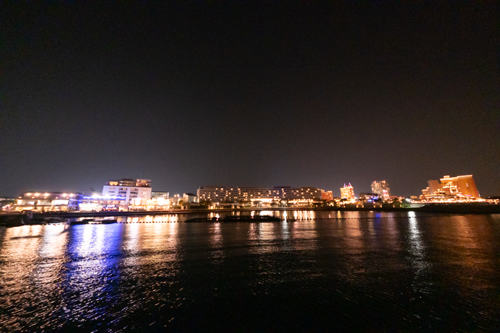 船上から見るアメリカビレッジの夜景