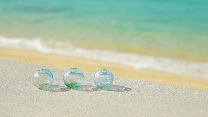 きれいな海を背景に並べた琉球ガラス