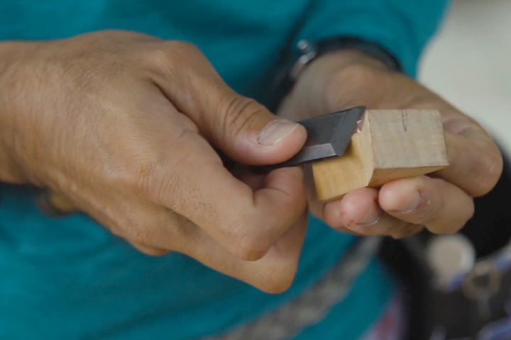 サバニの材料を削る作業