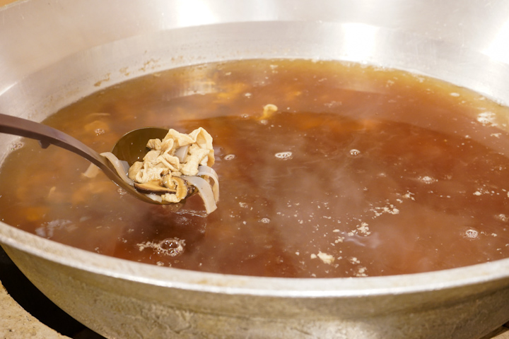 シンメイ鍋には沖縄の郷土料理のひとつ、中身汁が