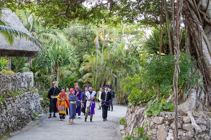 沖縄ならではの植物が生い茂る園内を散策する参加者