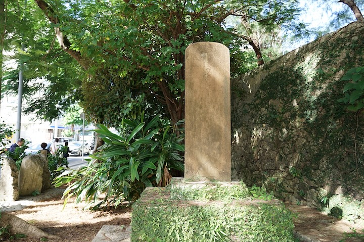 崇元寺石門の外側にある下馬碑