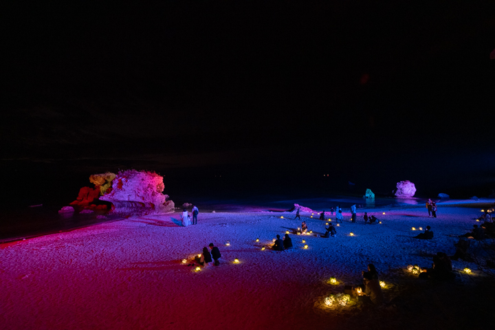 沖縄の冬を彩る新感覚イルミネーション。打ち寄せる白波が光を帯びる「イルミーバンタ　海辺の夜あかり」。