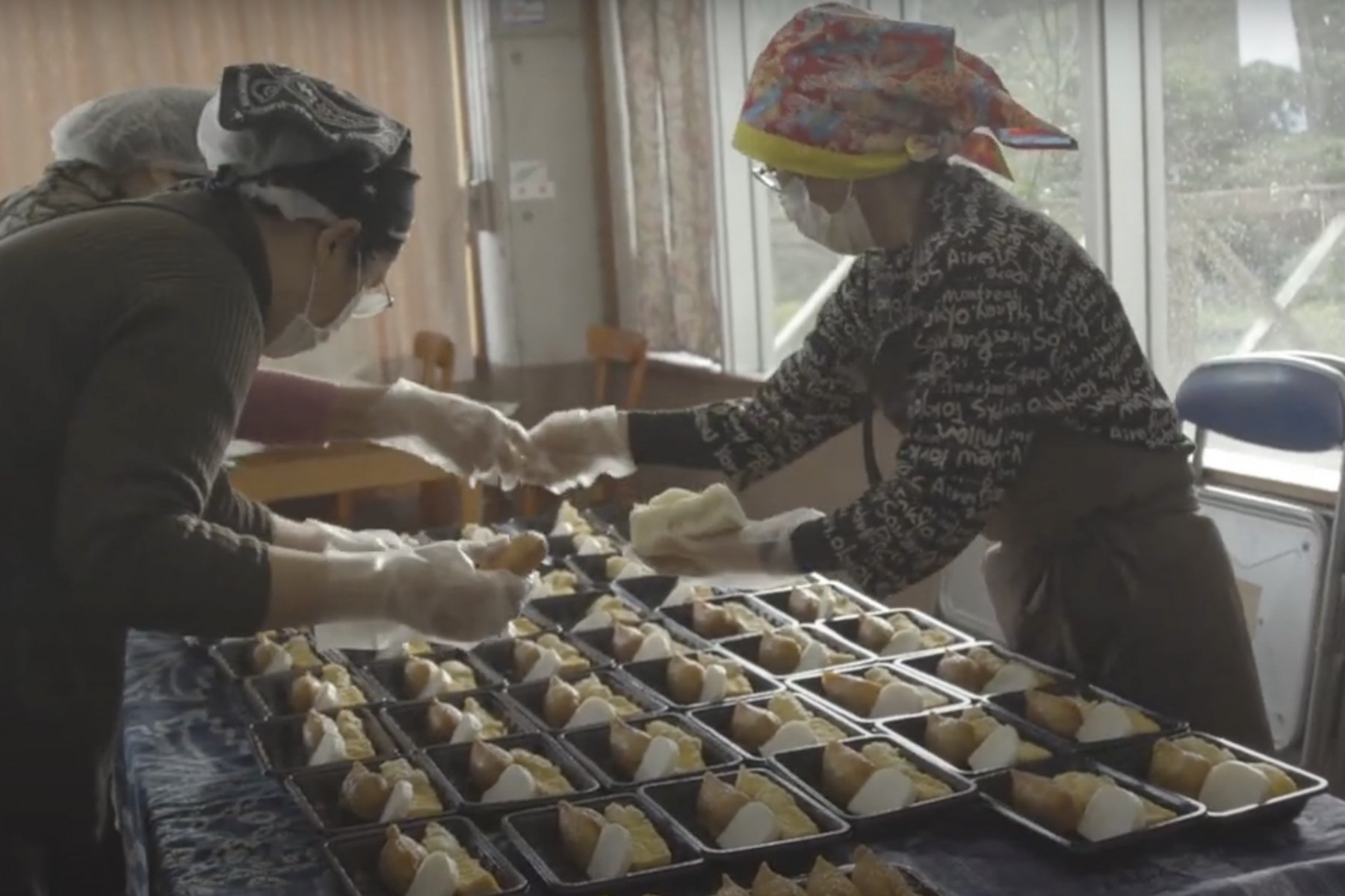 お弁当を準備する婦人