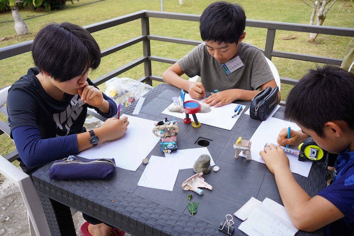 制作した作品をスケッチする子供たち