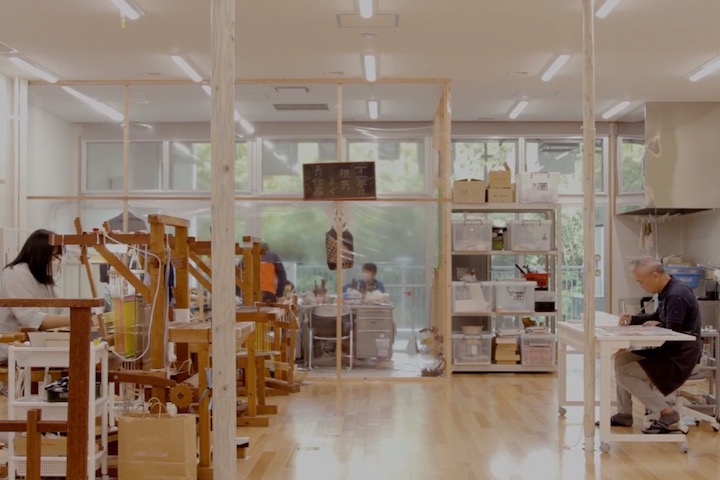 沖縄県工芸振興センターの広々とした研修室