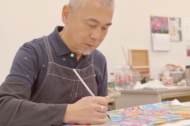 「自宅ではできない帯などの大きな作品に取り組めた」と紅型の研修生