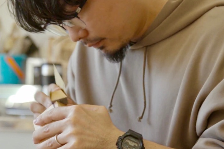 場所や道具を提供して、沖縄の木の魅力を伝えている安里幸太さん