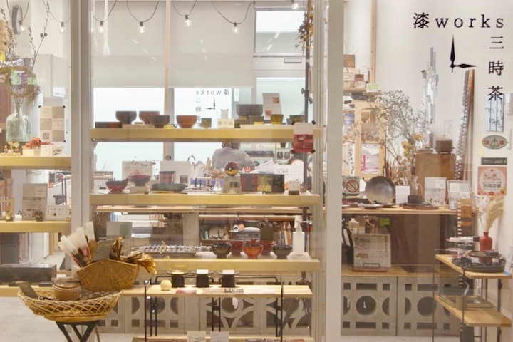 「漆works三時茶」の工房。作家さんの話を聞いて作品を購入することができます