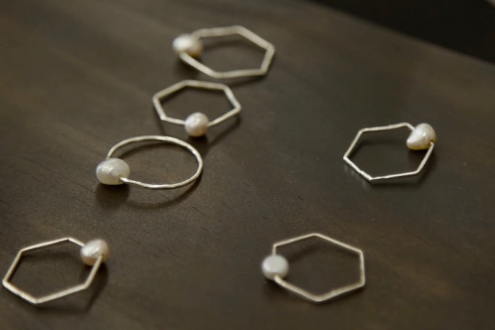 ケラマパールを使ったリング。「kamii jewelry」鈴木理津子さんの作品