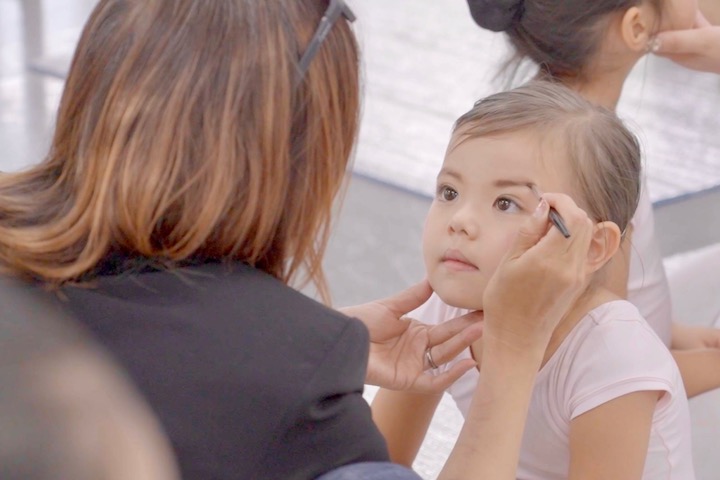 舞台メイクの親子レッスン。メイクした顔にちょっぴり誇らしげです