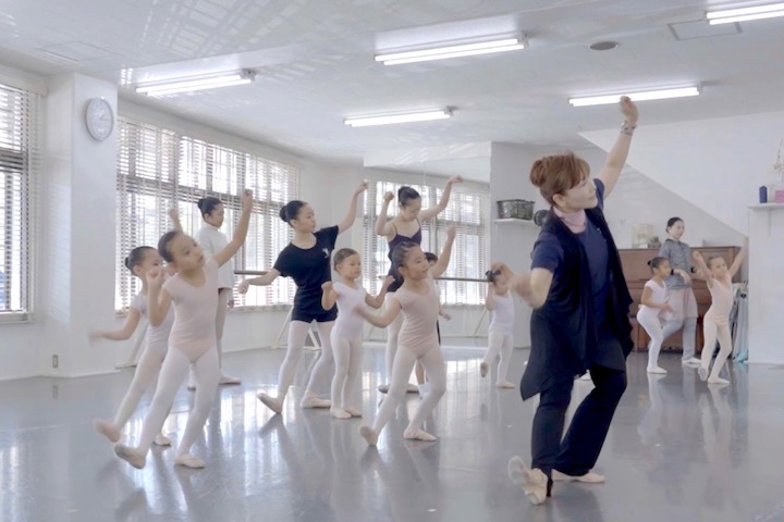 小さな子どもたちを指導する緑間貴子さん