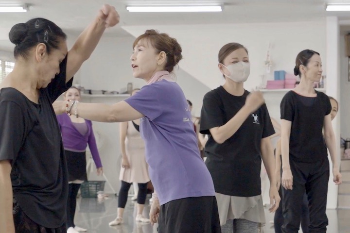 大人バレエクラスでは30〜70代の生徒がバレエを楽しんでいます