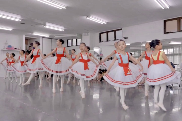 一人ではなく、みんなと揃えて踊ることもバレエの大切なメソッド