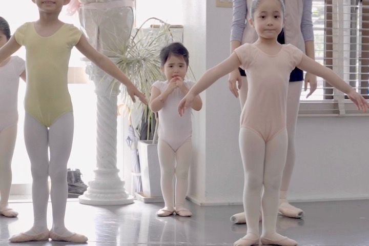 お母さんと離れて最初は泣いていた子も、最後は笑って踊っていました