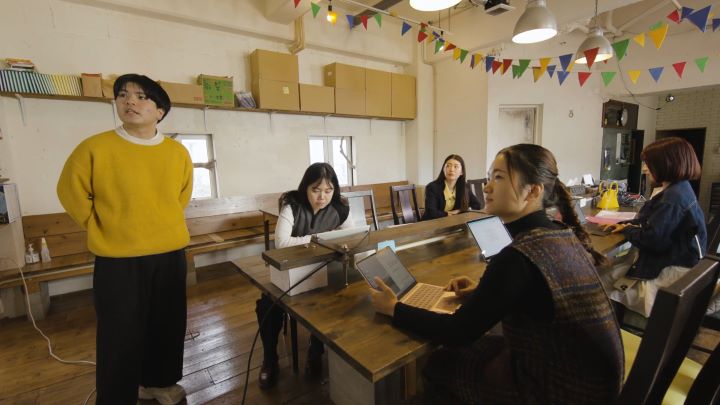 観光のアイデアを話し合う学生たち