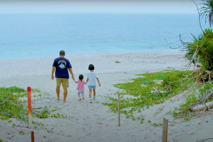 子どもたちと散策する宮城さん