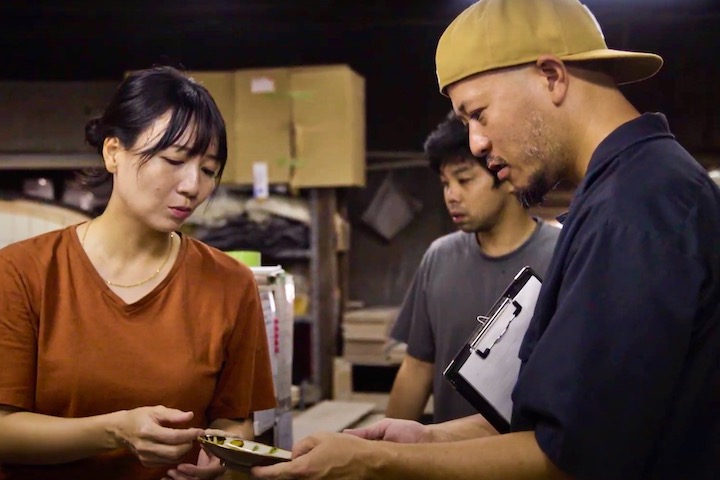 工場長の相馬大作さん（写真・右側）。スタッフの働き方にも日々心を配る