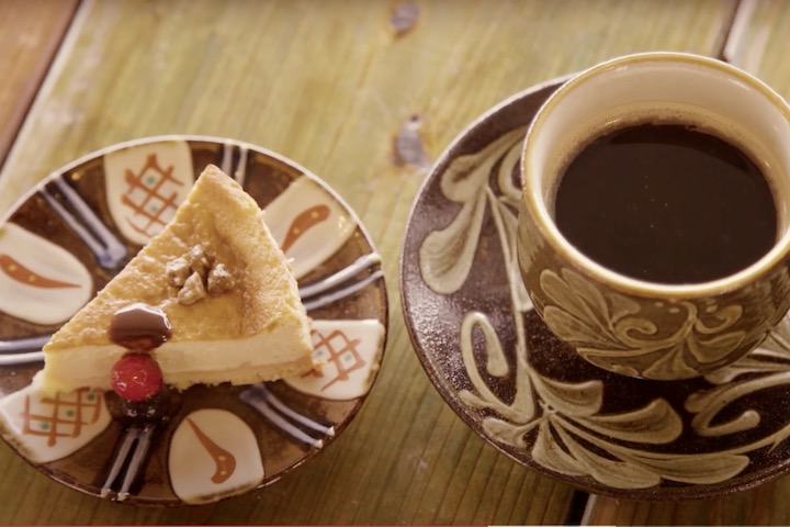 カフェではやちむんの器で食事が提供される