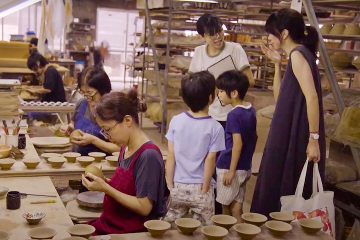 工房見学では、伝統の器が実際に作られていく工程を間近に観ることができる