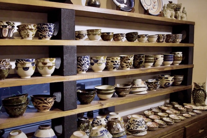 工場併設のギャラリーに並ぶやちむん（器）