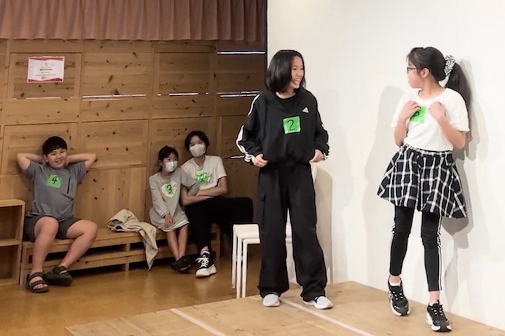 演技する子どもたち