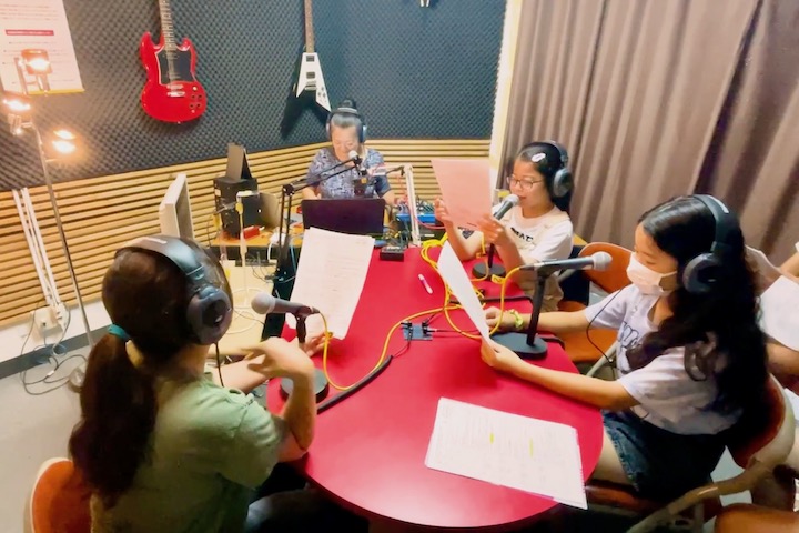 ラジオ番組でDJを担当するドラマスクールの子どもたち