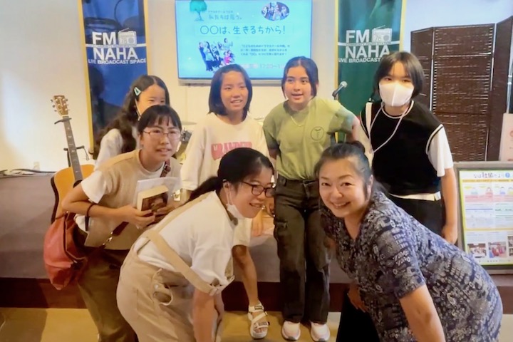 ラジオ番組に出演する子どもたち