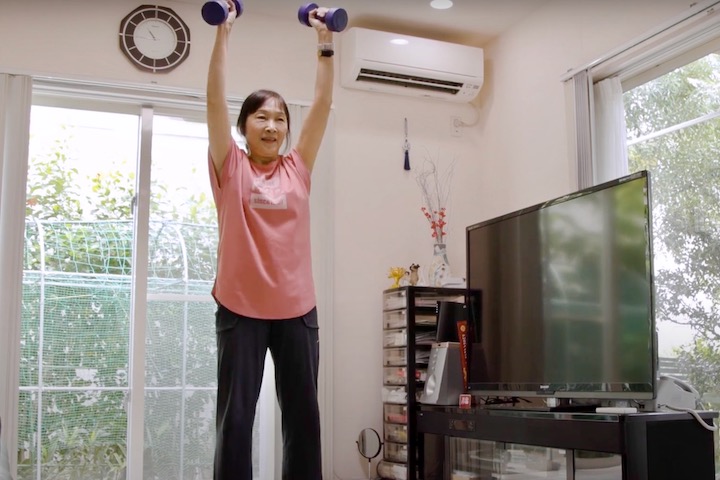 ダンベルを使った筋肉体操