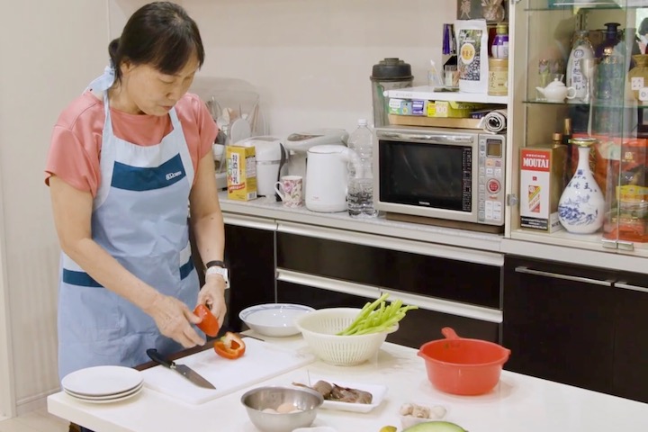 調理をする女性