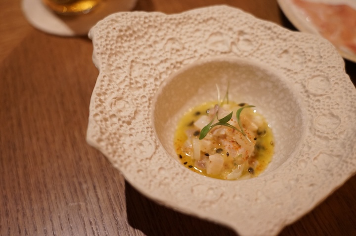 「BATIDA EXPERIENCE」のコース料理「ホタテと島魚のセビーチェ」