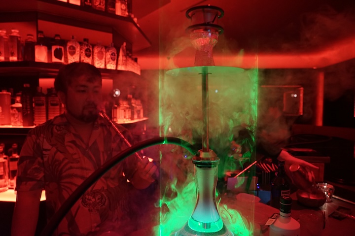 BAR Red.で楽しめるシーシャ(水タバコ)