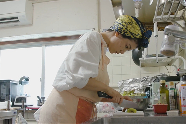 「山下珈琲店」の山下美奈子さん。デザートづくりなどを担当