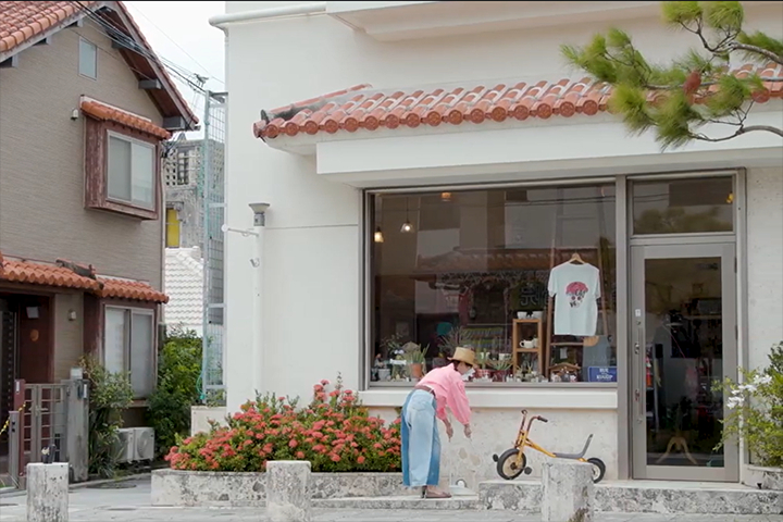 通りから店内を見渡せる大きな窓が魅力的な「KUUÜP」