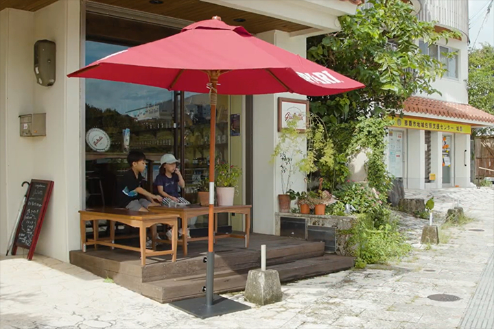 「エノガストロノミア ジュリエッタ」のベンチで子供たちがひとやすみ