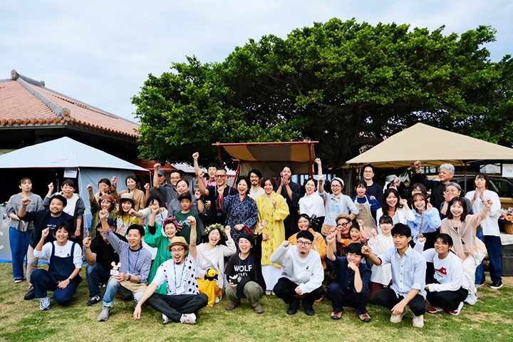 「首里城下町商店会」皆さんの集合写真