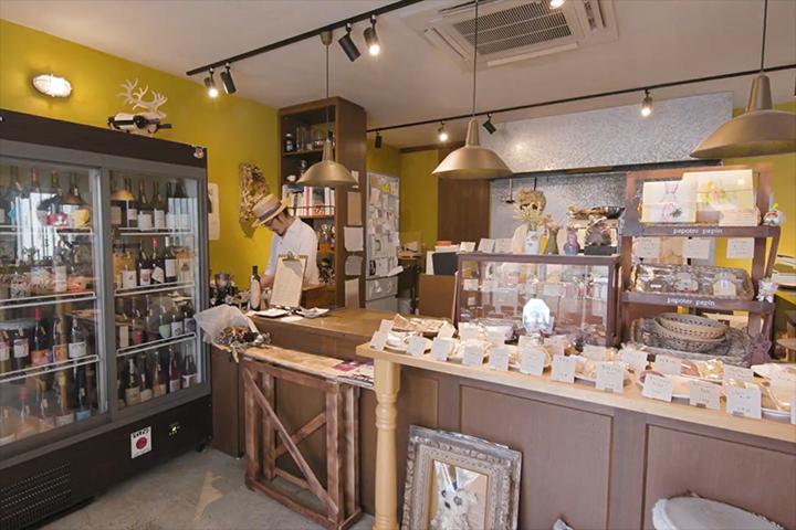 「おやつとコーヒー、自然派ワイン パポテペパン」の店内