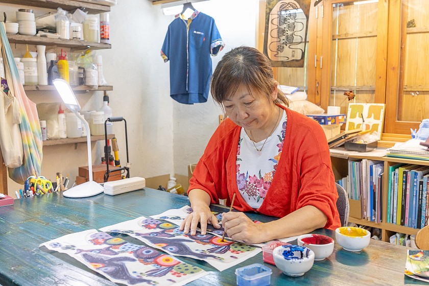 紅型作家の虹亀明日香さん