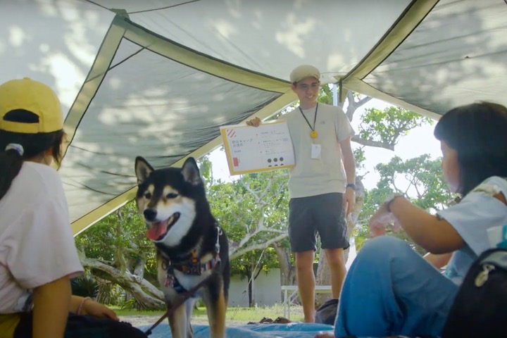 参加者に防災キャンプの流れをレクチャーする宮平未来さん