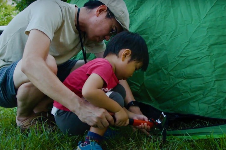 小さな子も、自分のできることを見つけて一生懸命手伝います