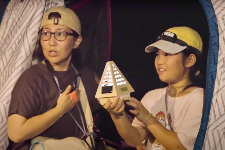 災害用のライトを使う参加者