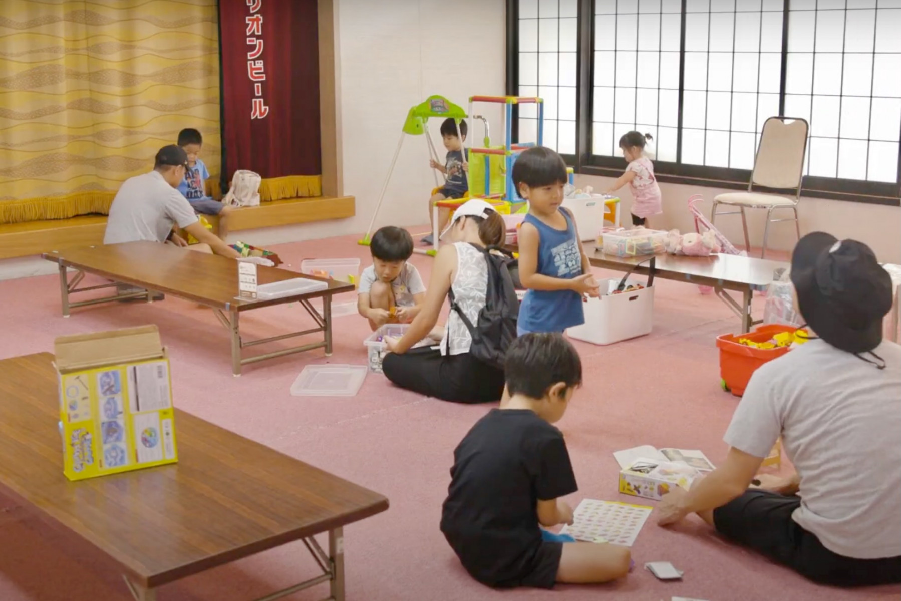 宴会場が子どもたちの遊び場に